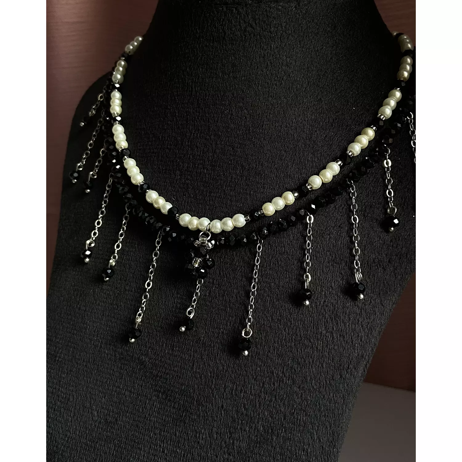 2 black necklaces , black crystal with white pearls ✨ 2