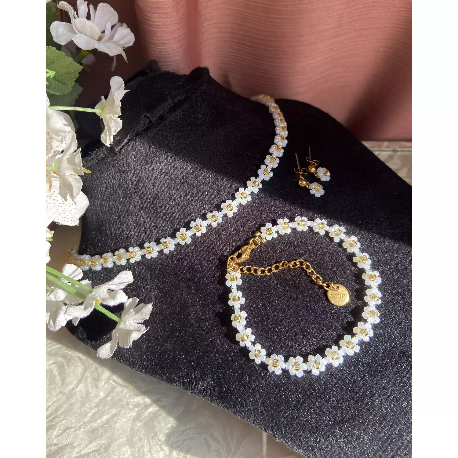 White flowers set ( earrings, bracelet and necklace) 0