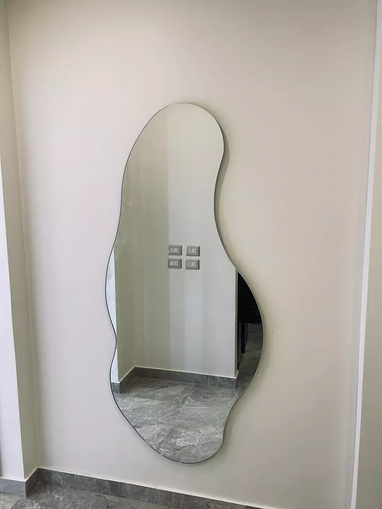 Asymmetric wall mirror 