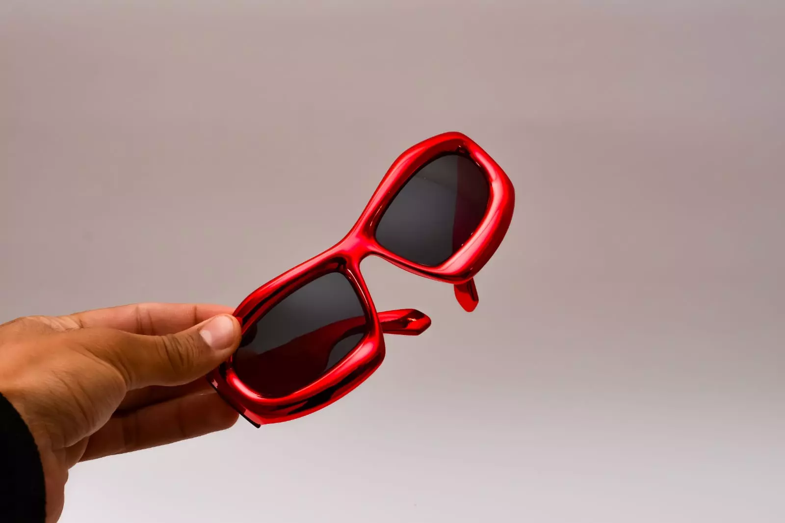 <p></p><h3>Red sunglasses</h3>