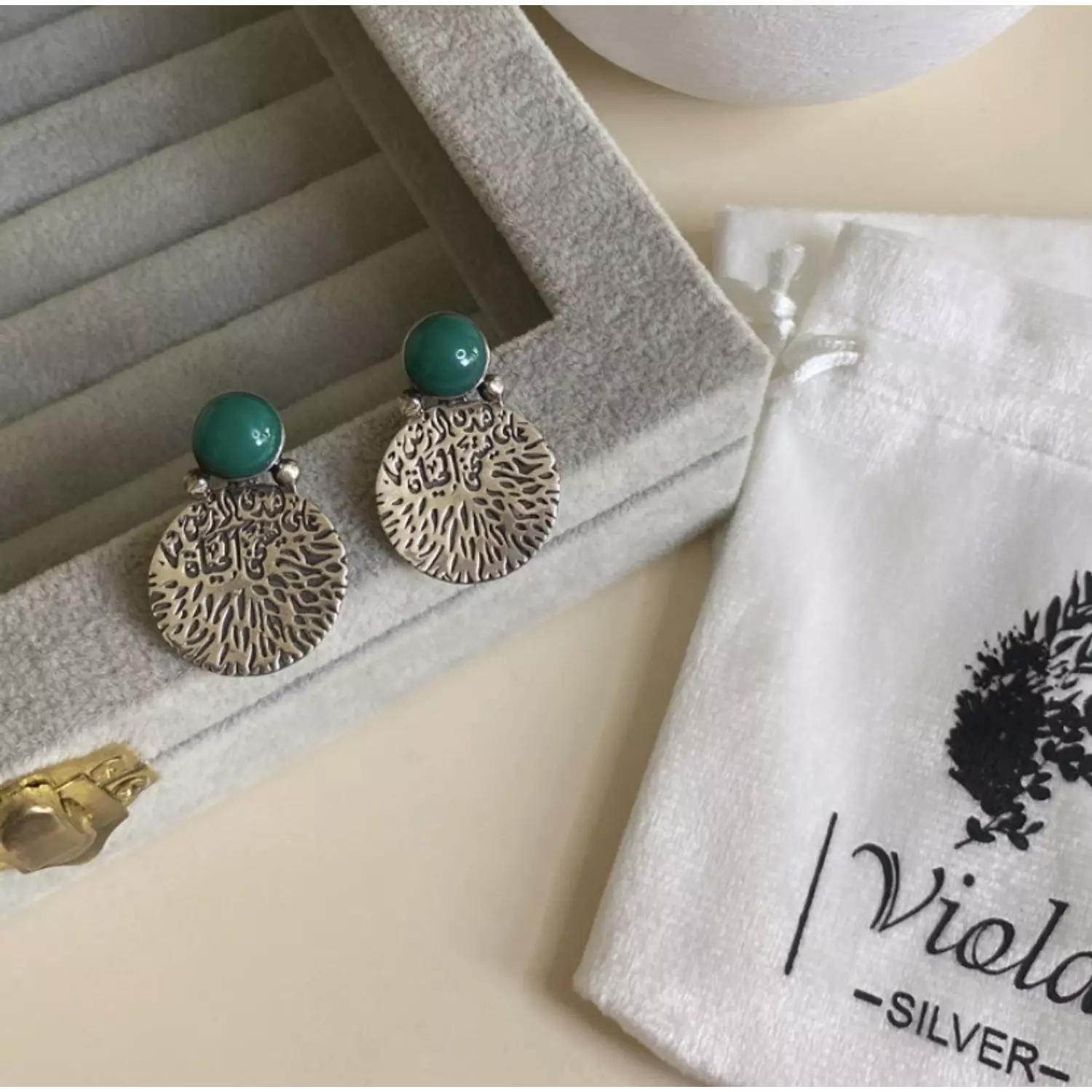 Calligraghy earring (green stone) hover image