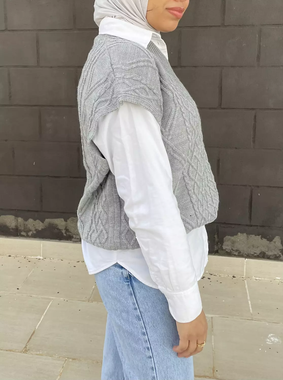 Knitted vest in gray 2