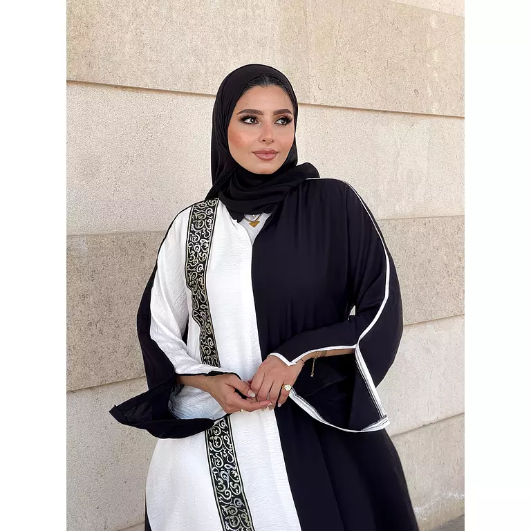 <p><br><strong>White x Black Closed Abaya</strong></p>