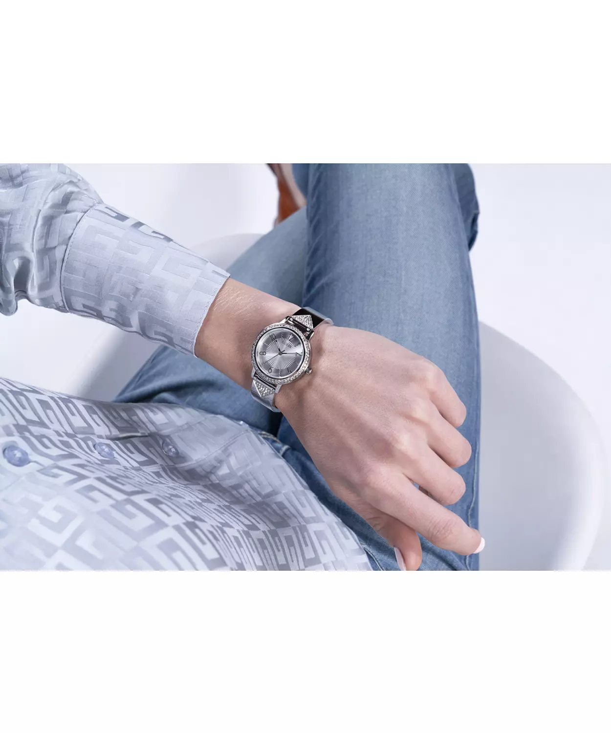 GUESS GW0474L1 ANALOG WATCH For Women Round Shape Silver Stainless Steel Polished Bracelet 6