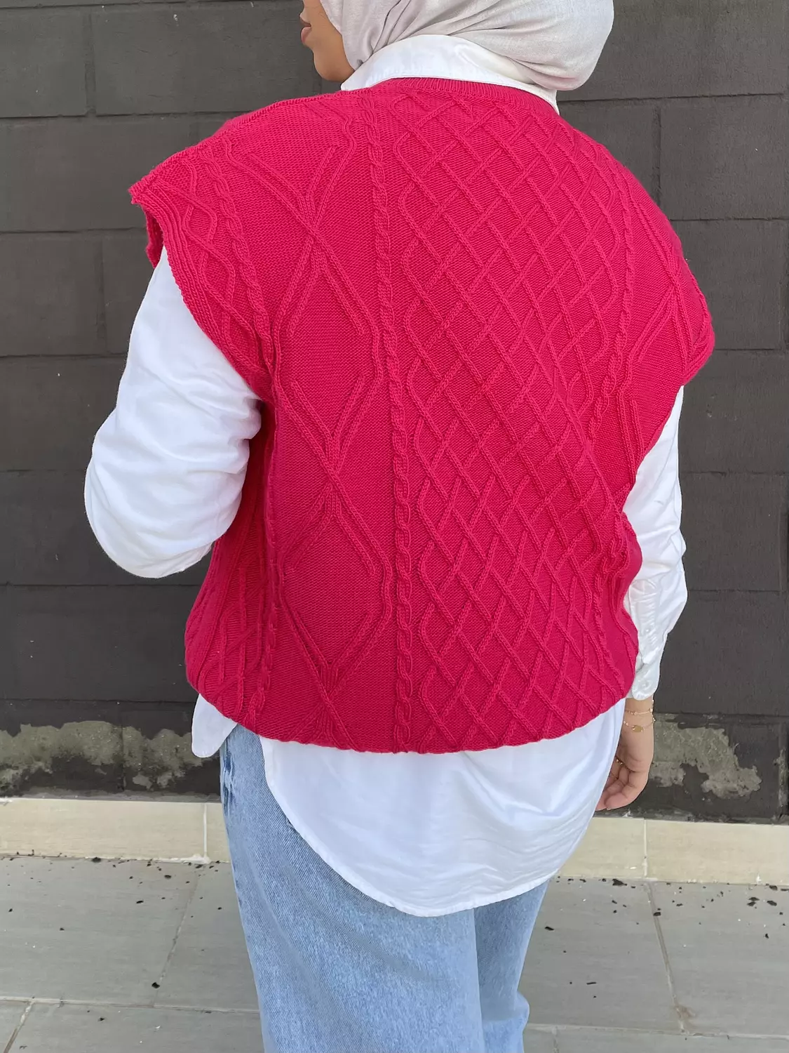 Knitted vest in hot pink -2nd-img