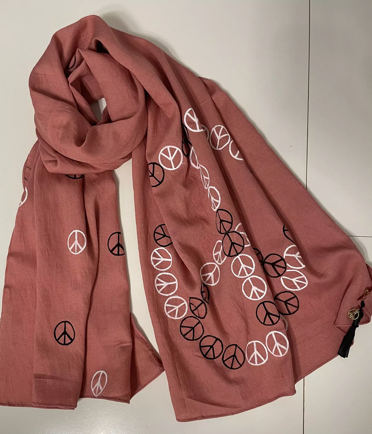 <p style="text-align: center"><strong><span style="color: rgb(33, 90, 31)">Peace Sign Scarf</span></strong></p>