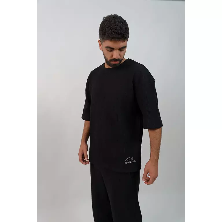 <p><strong>BLACK BASIC TEE</strong></p>