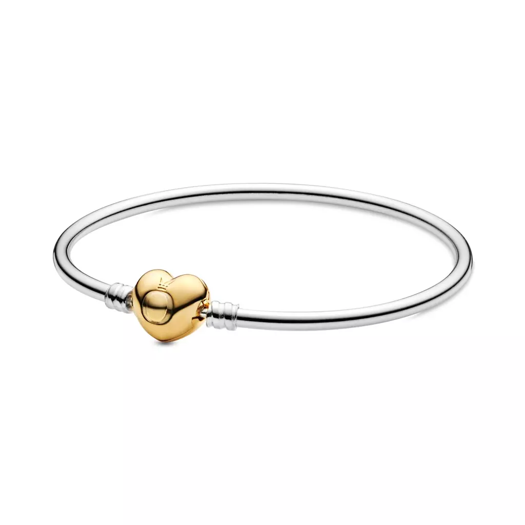 Silver bangle with PANDORA Shine heart clasp